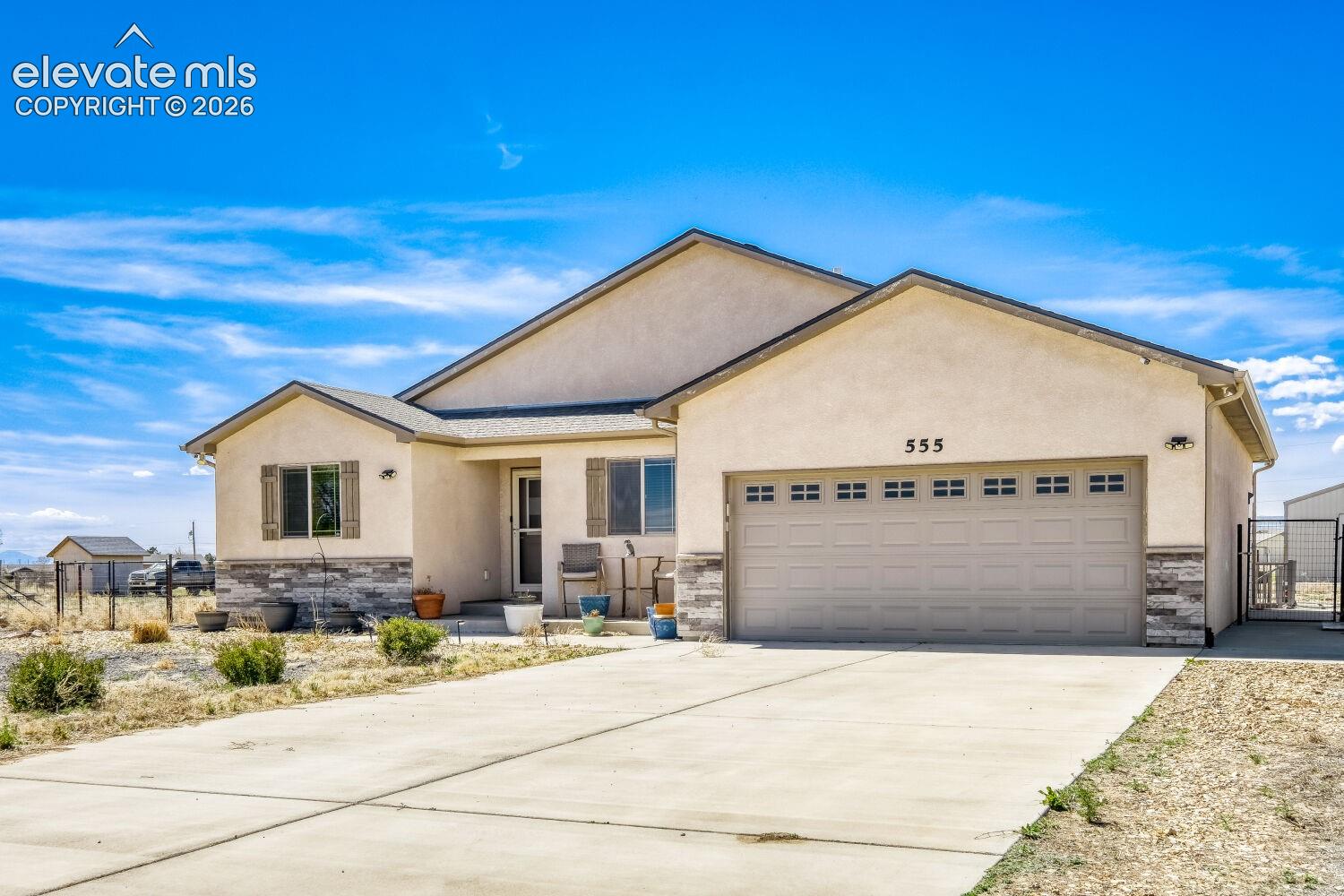 Listing photo 3 for 555 N Verbena Drive