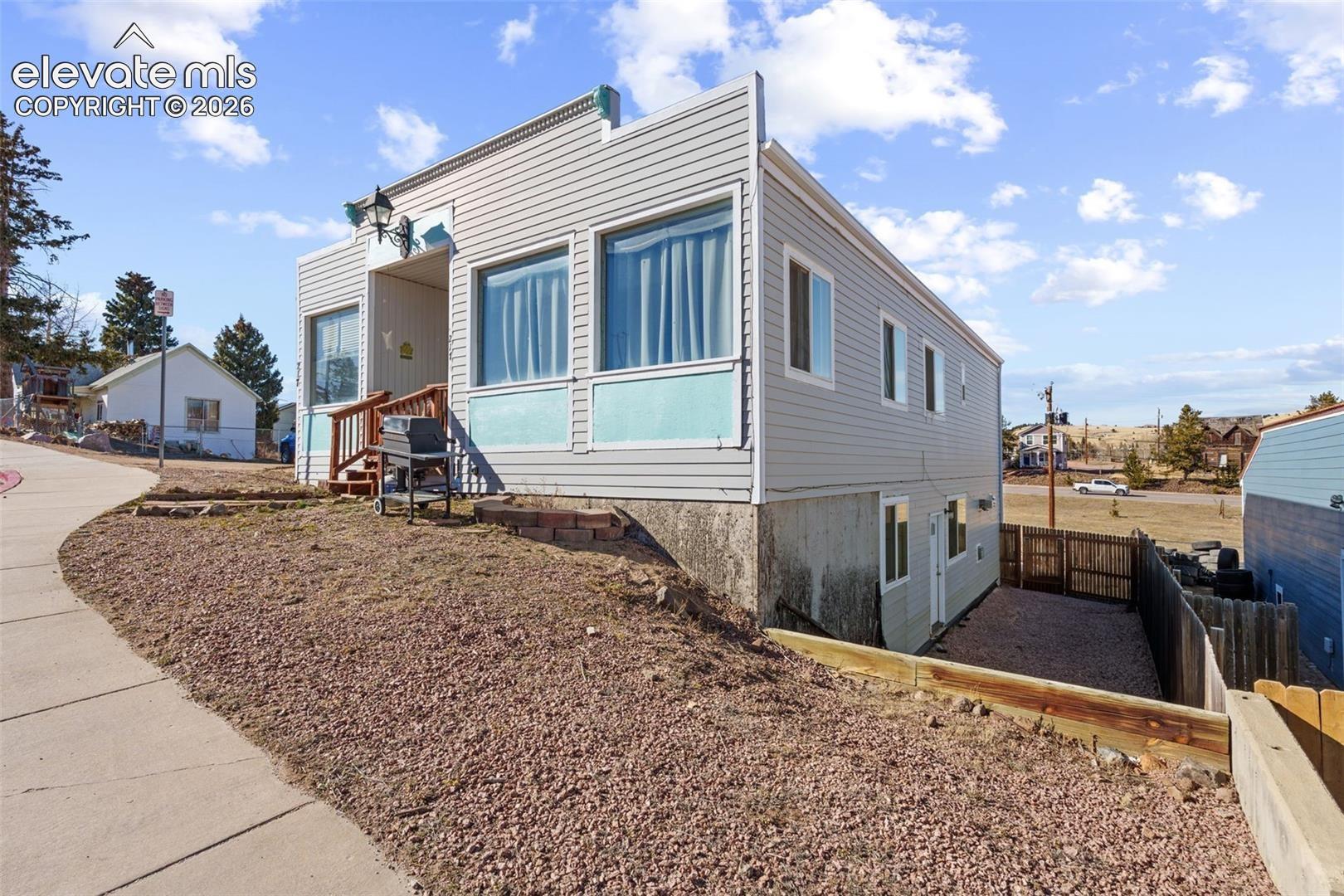 Listing photo 2 for 217 W Masonic Avenue
