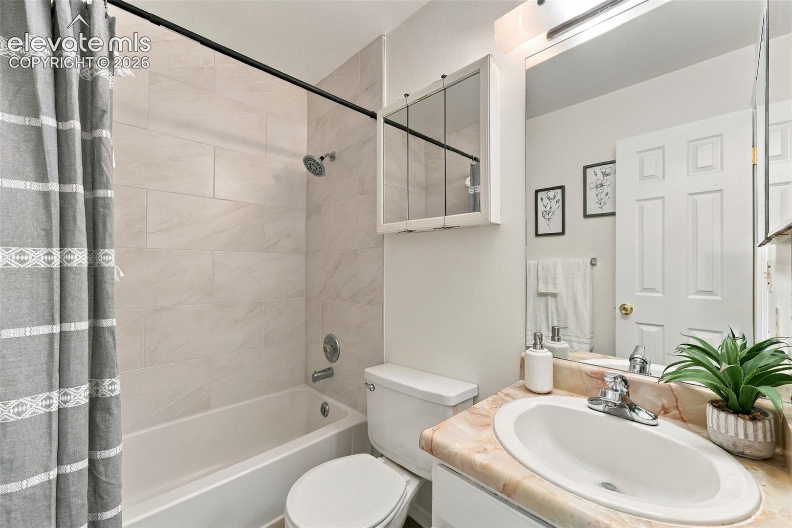 Listing photo 29 for 6430 Lonsdale Drive