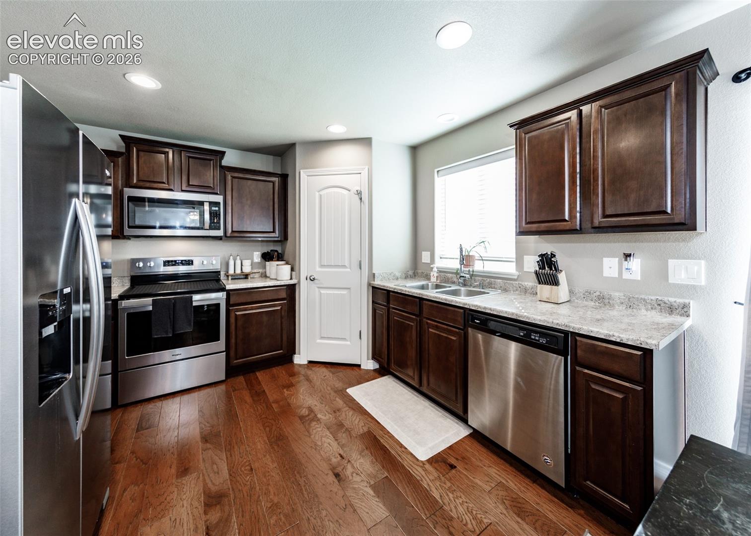 6977 Winnicut Drive, photo 17