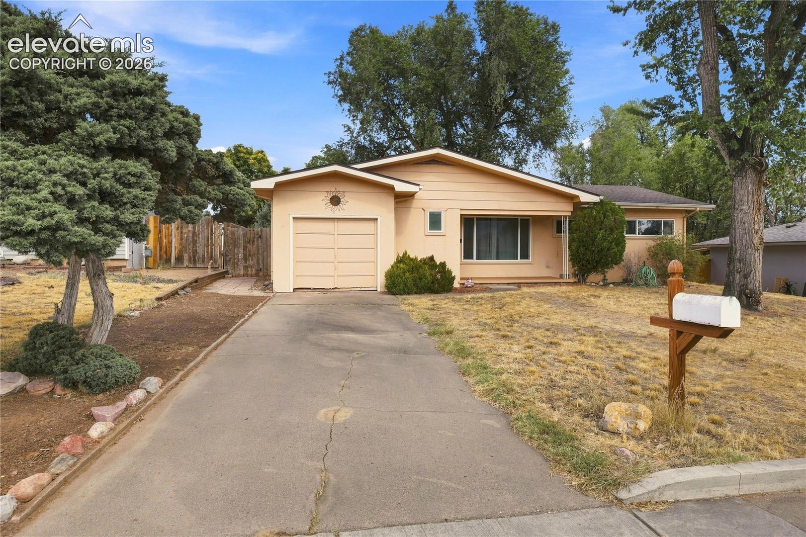 Listing photo 2 for 213 Jasper Drive