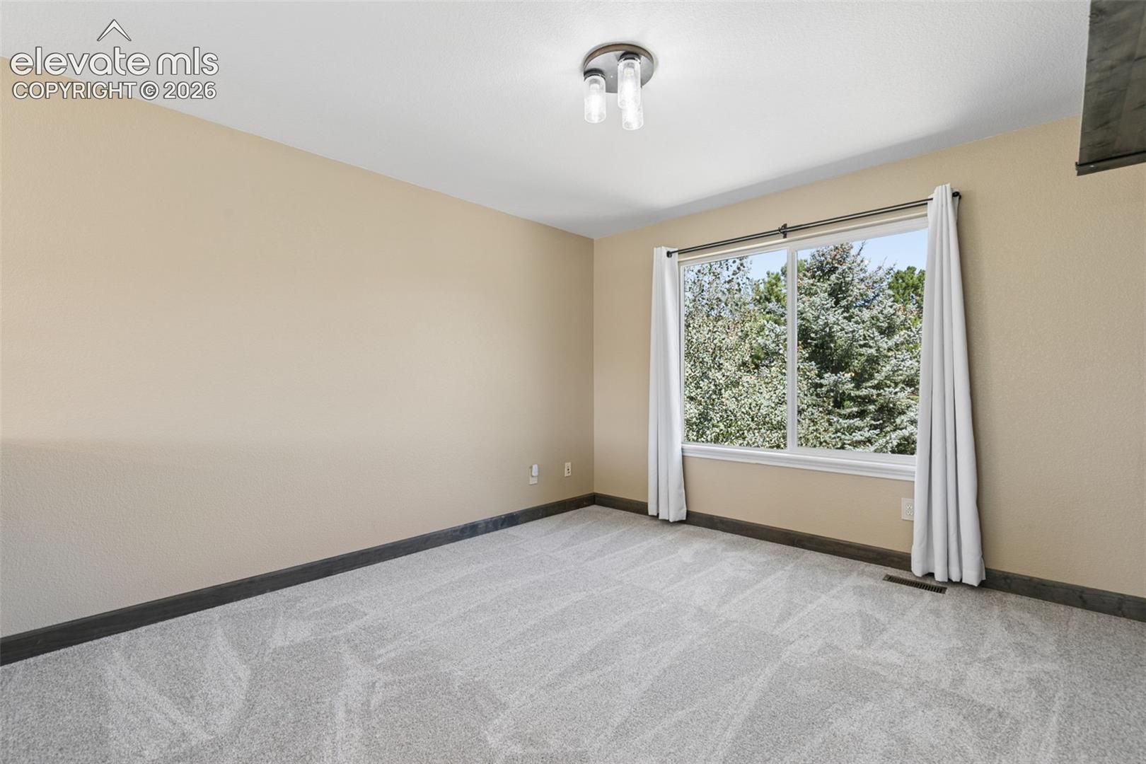 Listing photo 24 for 1622 Lookout Springs Drive