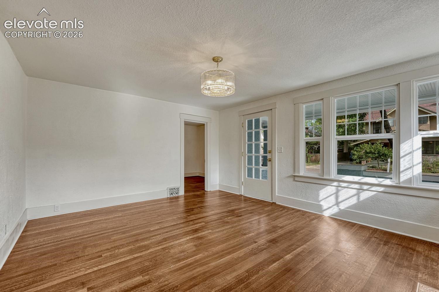 Listing photo 13 for 209 E Washington Street