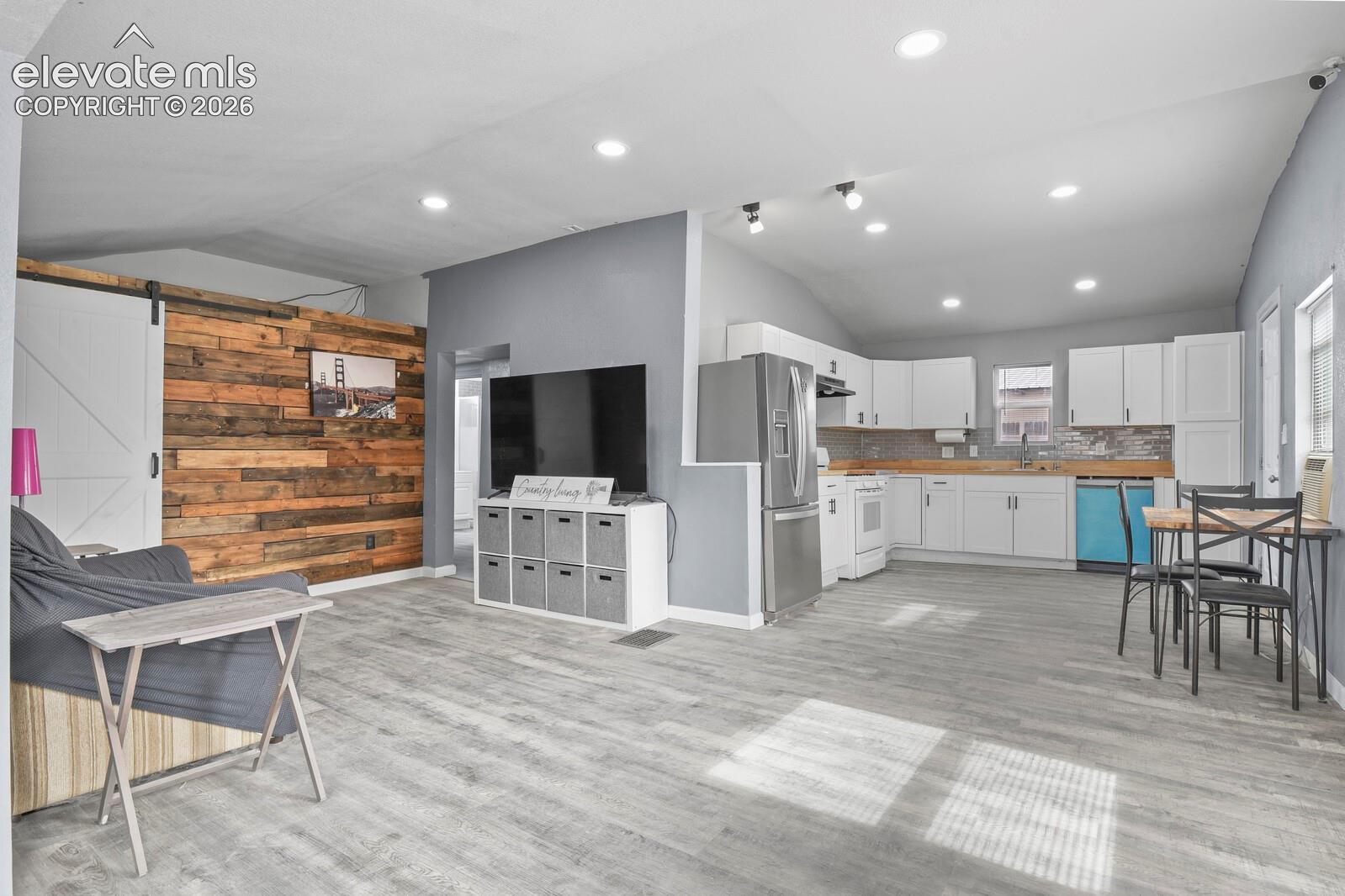 Listing photo 6 for 1640 Jackson Street
