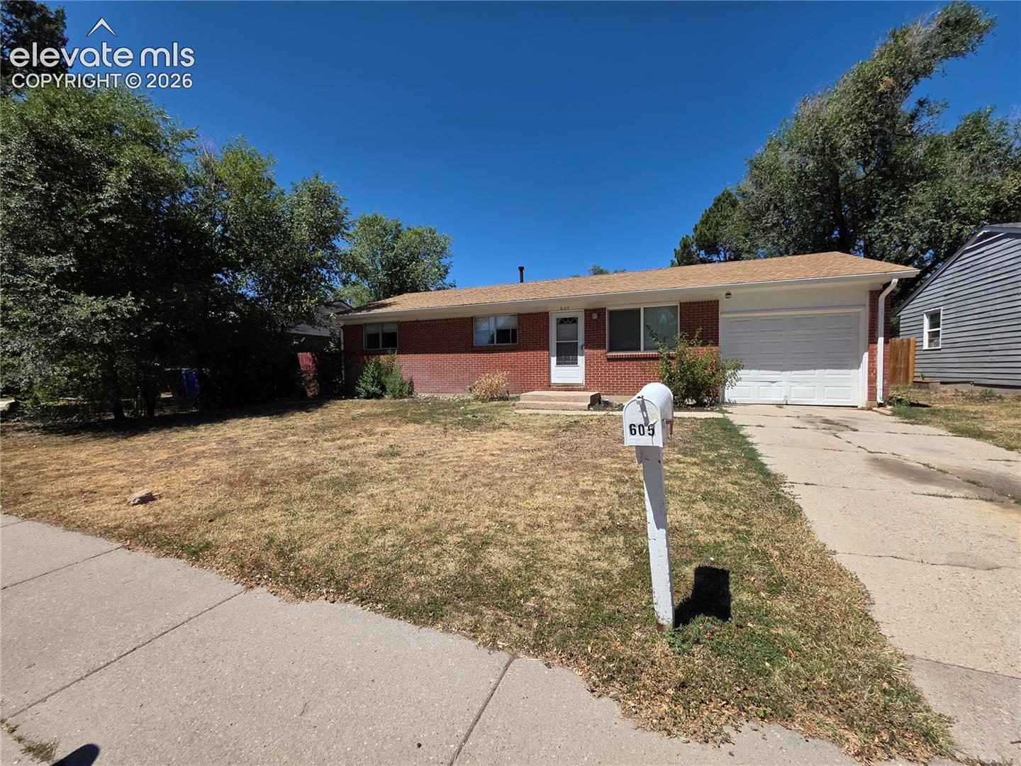 Listing photo 3 for 605 Del Norte Street