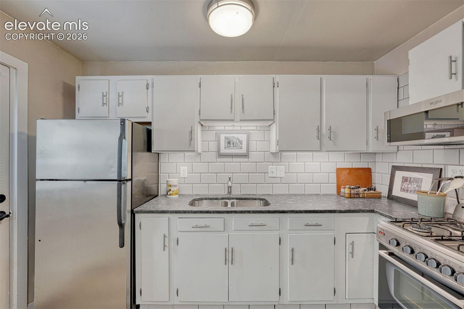 Listing photo 2 for 1725 W Cucharras Street
