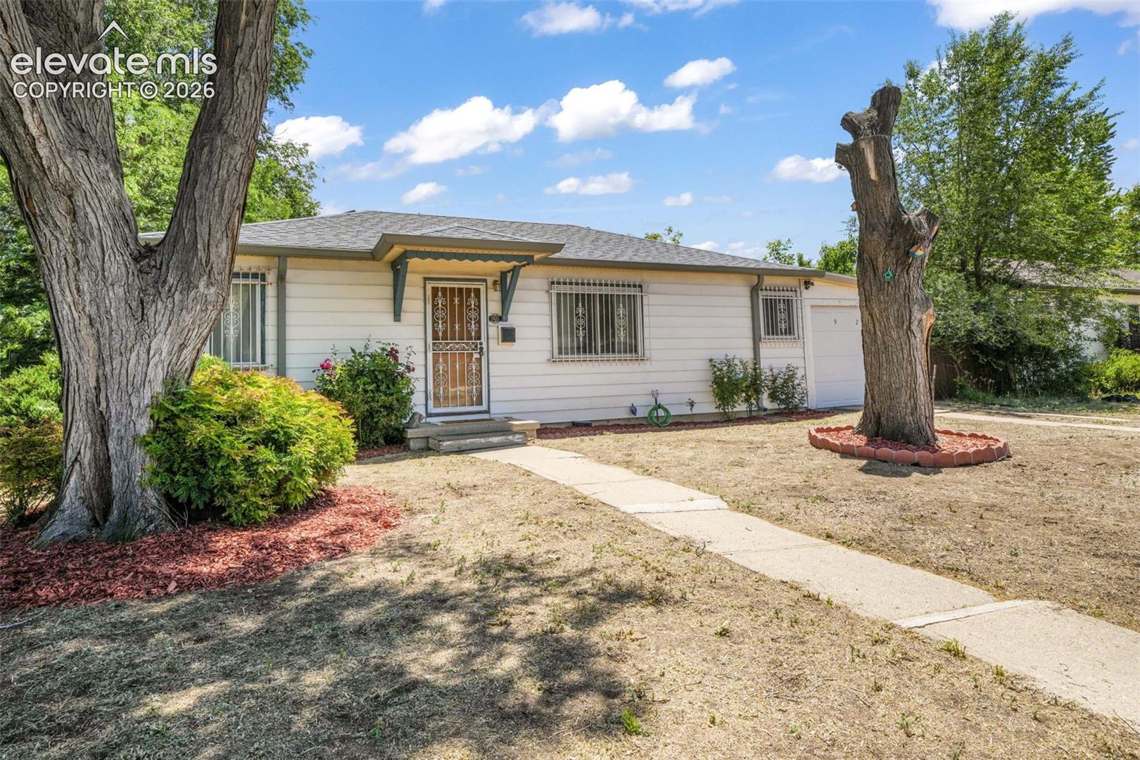 Listing photo 2 for 920 S Canosa Court