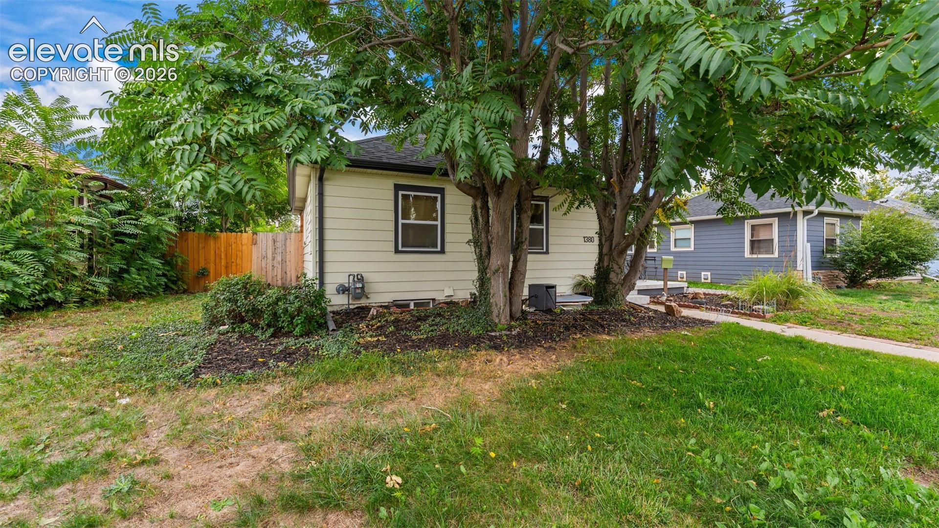 Listing photo 3 for 1380 Trenton Street