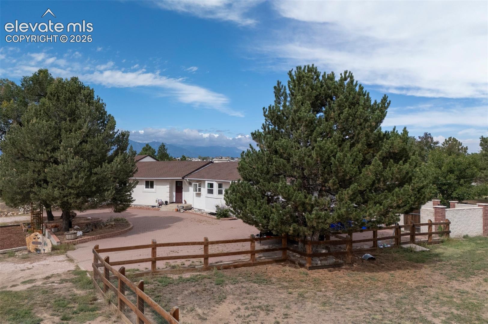 Listing photo 3 for 8170 Valli-Farm Road
