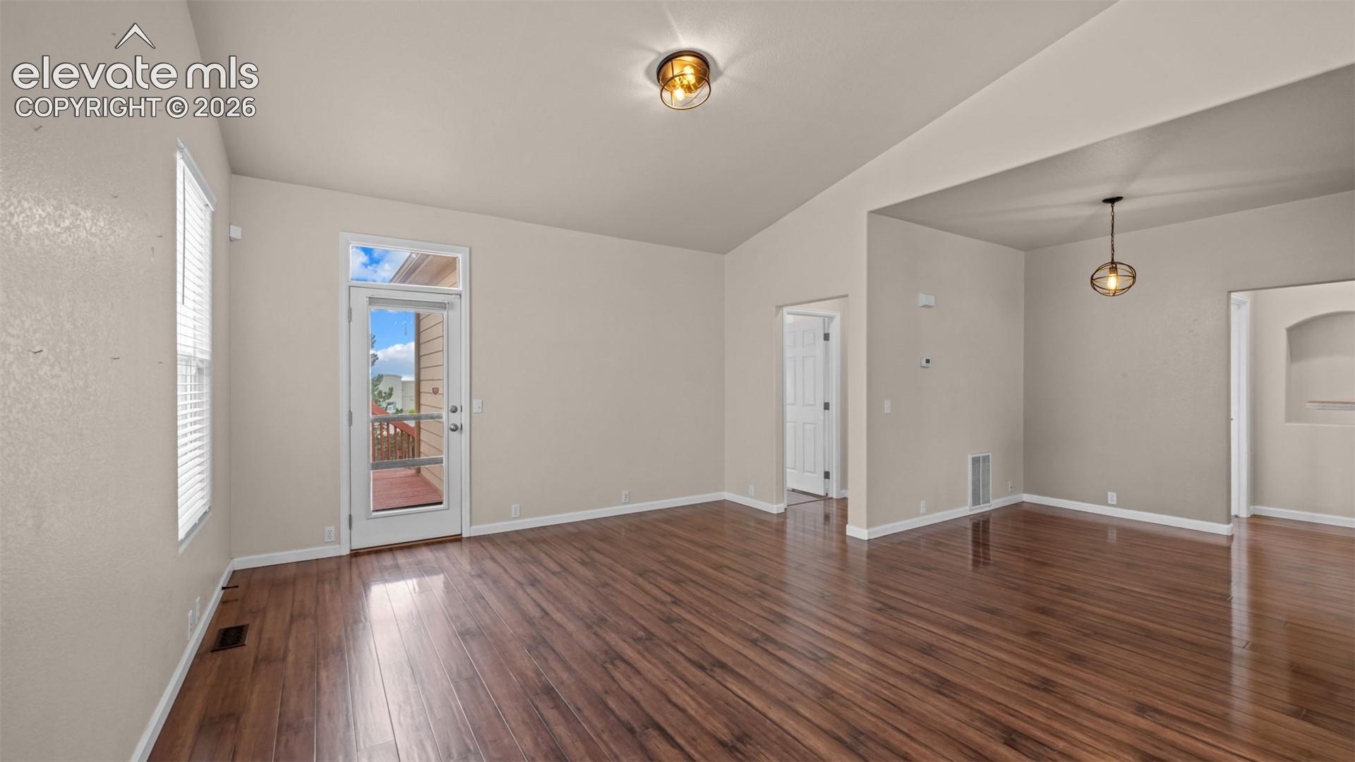 Listing photo 12 for 7514 Jaoul Point