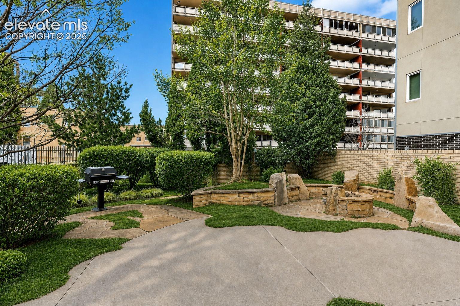 Listing photo 20 for 1111 N Ash Street 110