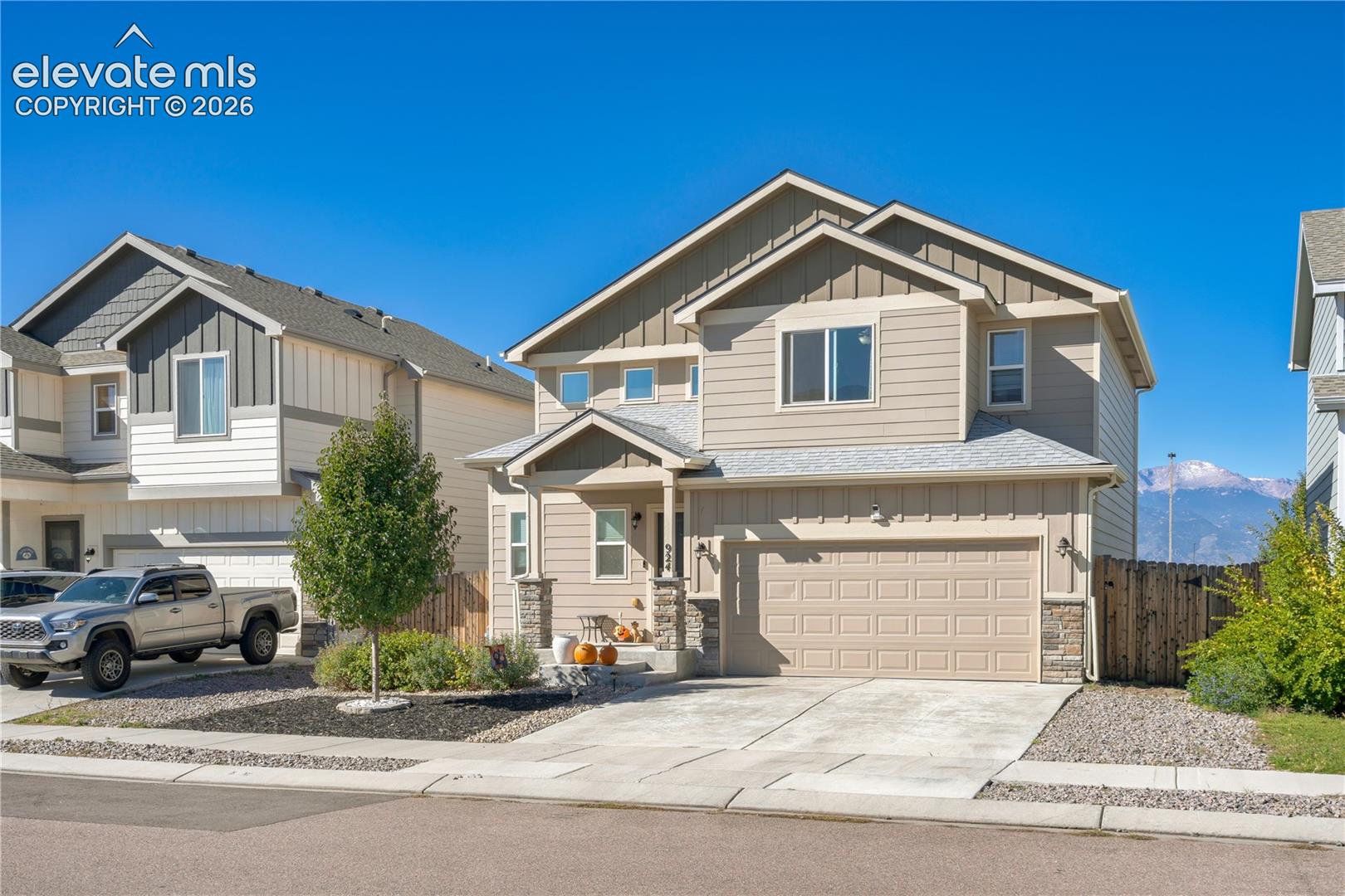 Listing photo 3 for 924 Bidwell Drive
