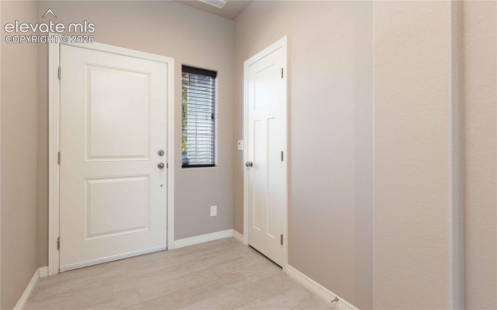 Listing photo 4 for 7684 Peachleaf Drive