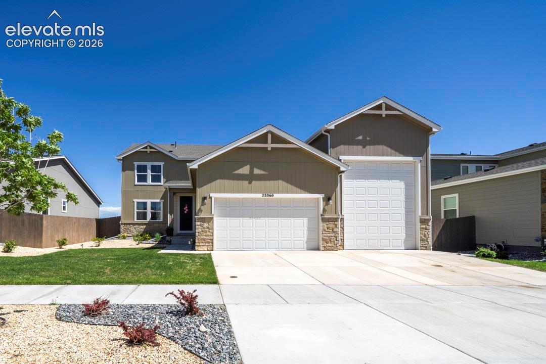Listing photo 3 for 22060 Cattlemen Run