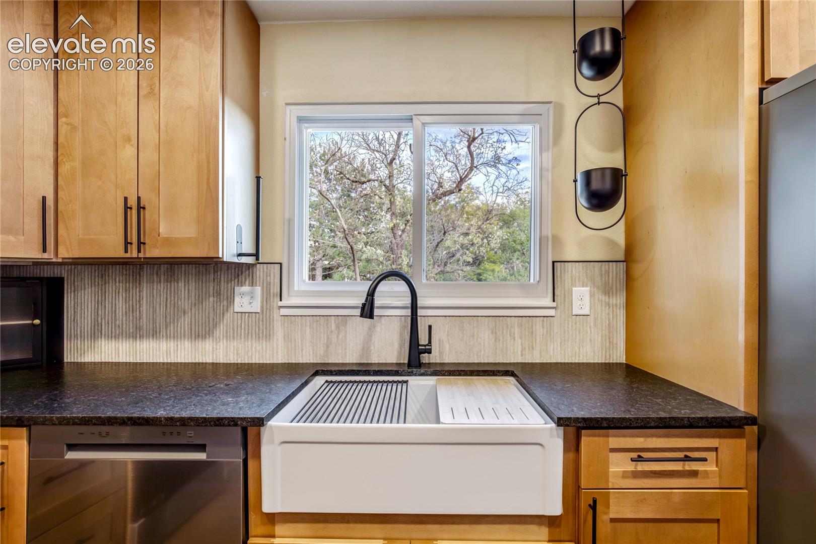 Listing photo 11 for 609 Crestridge Avenue