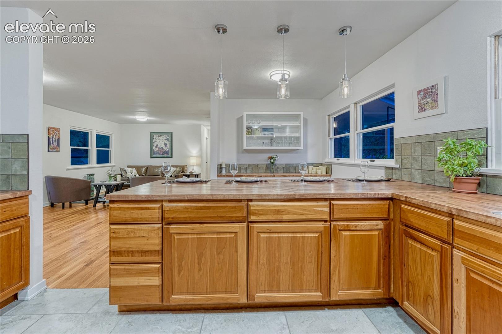 Listing photo 12 for 1221 E Madison Street