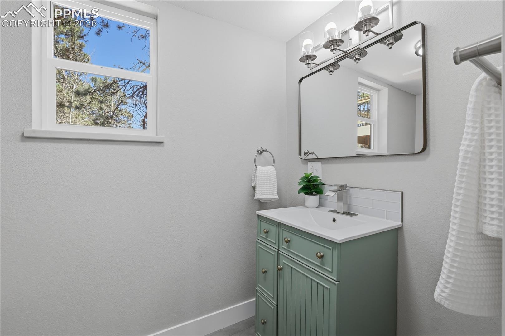 Listing photo 15 for 307 S Evergreen Street