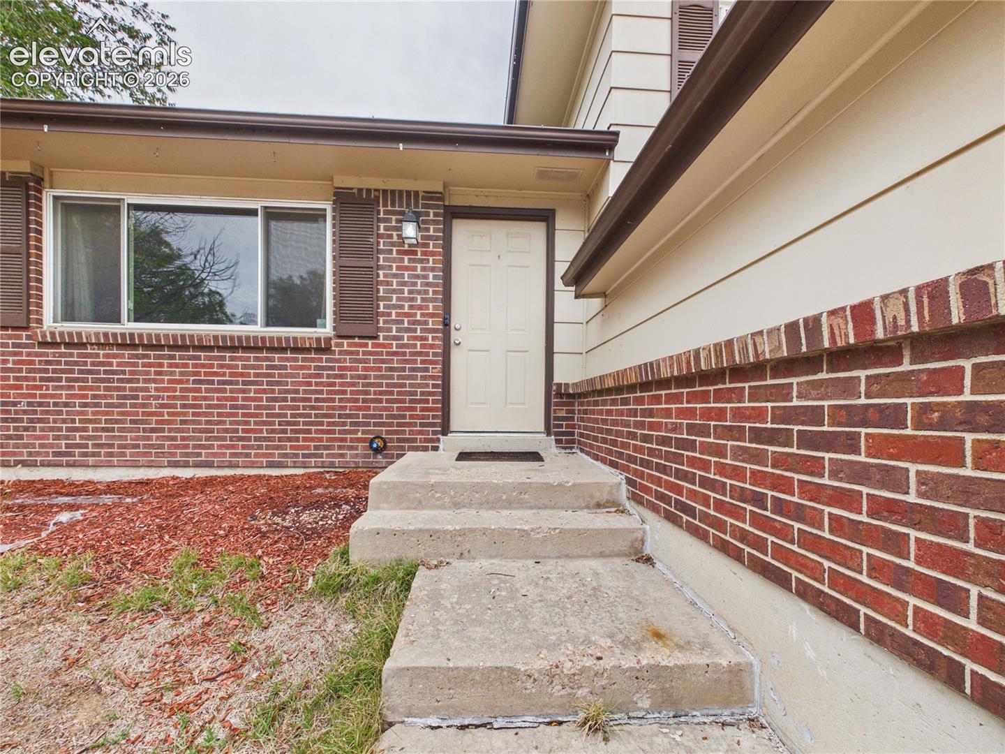 Listing photo 4 for 1945 Mineola Street