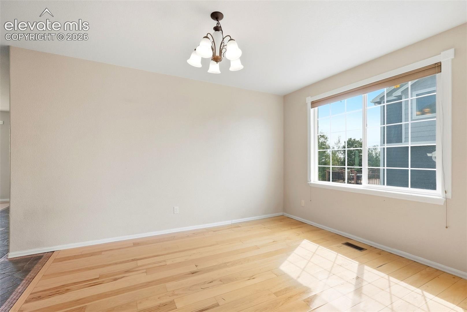Listing photo 9 for 8931 Oakmont Road