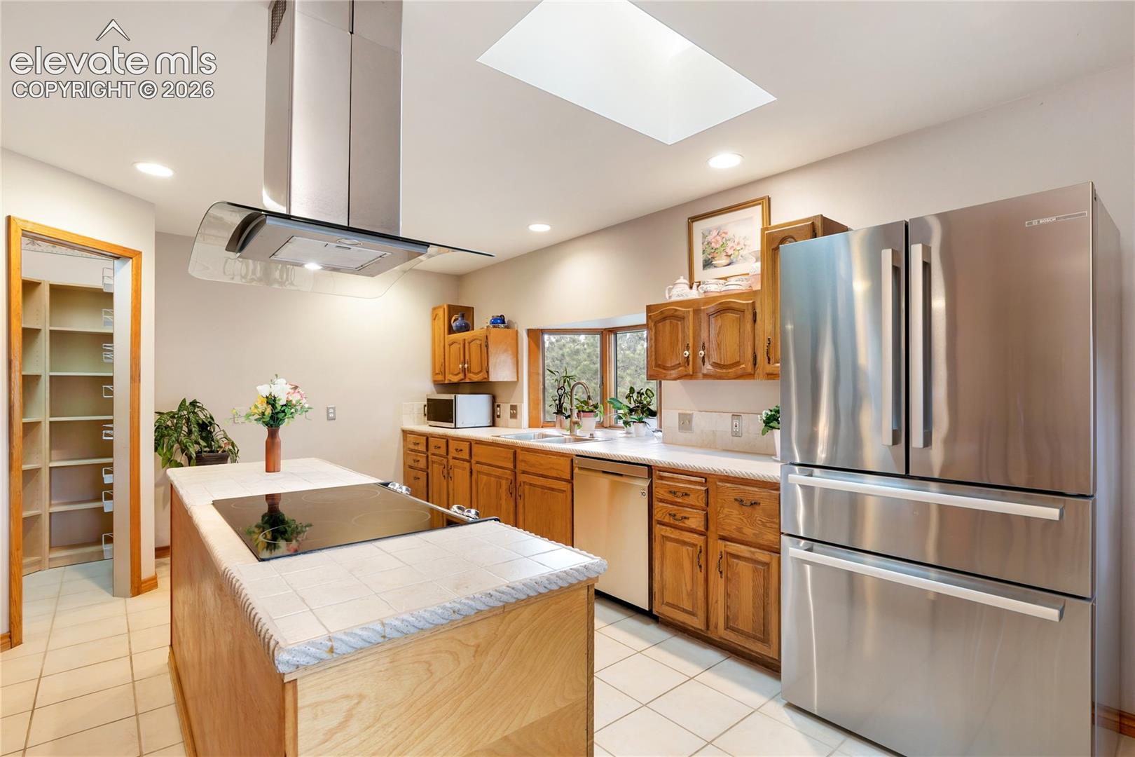 Listing photo 11 for 1400 Catamaran Lane