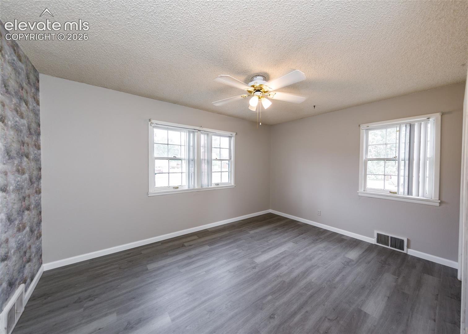 Listing photo 5 for 2203 Templeton Gap Road