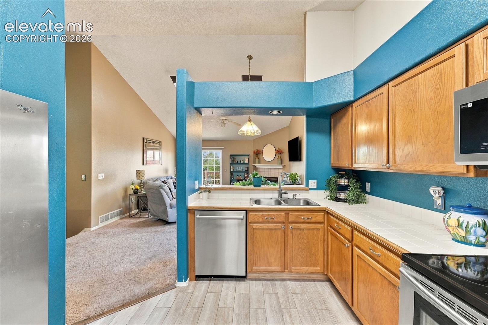 Listing photo 10 for 8140 Radcliff Drive