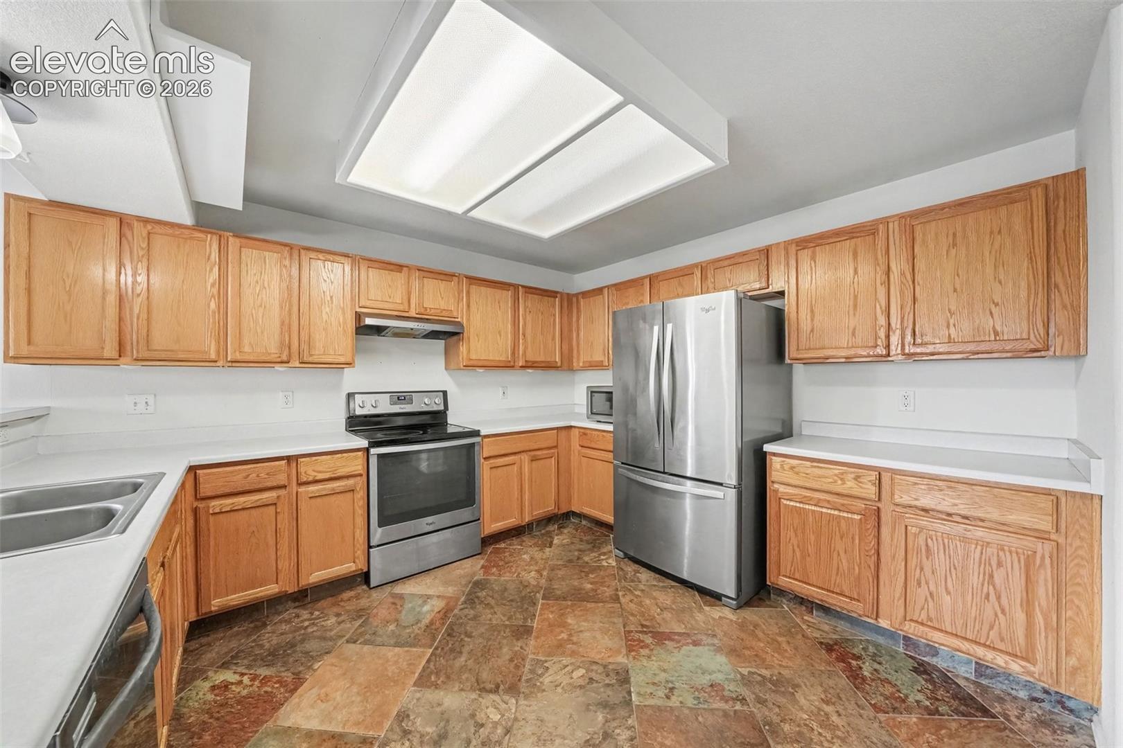 Listing photo 4 for 912 Legend Oak Drive