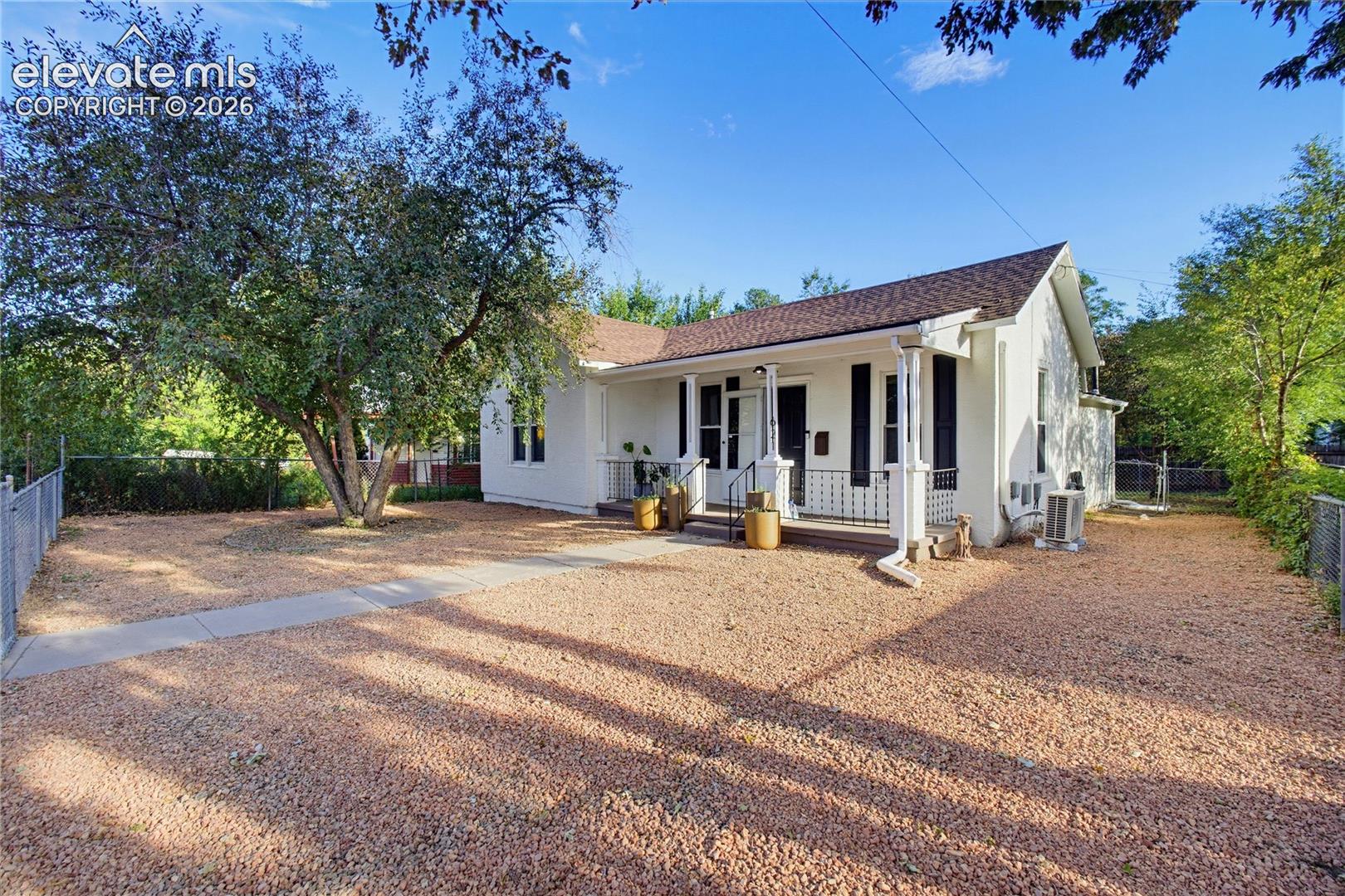 Listing photo 3 for 621 E Cache La Poudre Street