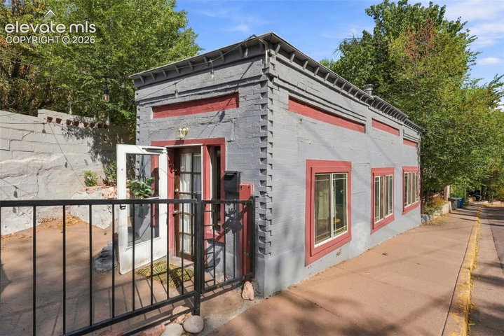 370 Ruxton Avenue — listing photo