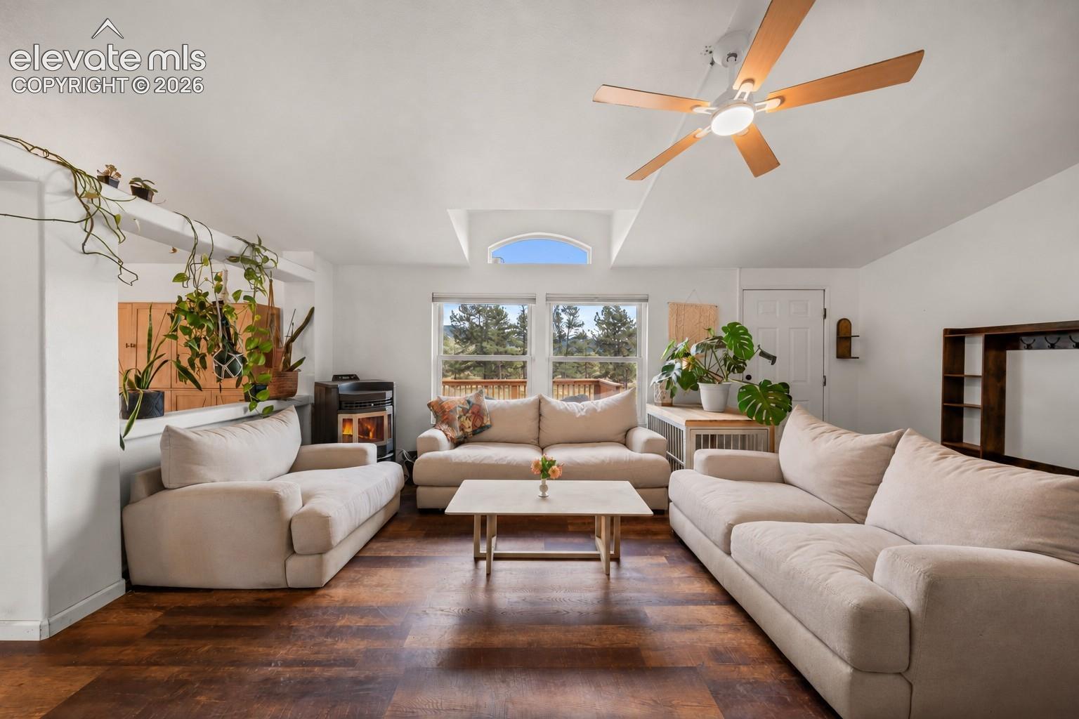 Listing photo 3 for 464 Hackamore Drive
