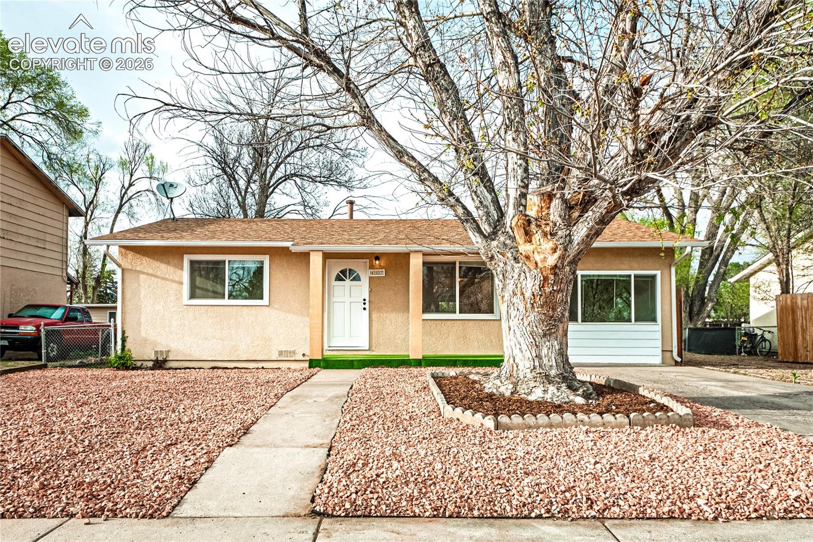 Listing photo 5 for 417 Linda Vista Drive