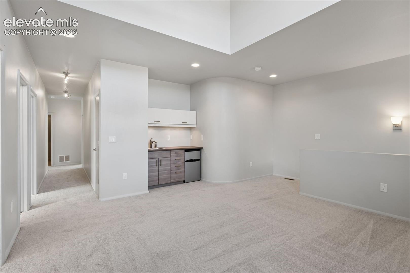 Listing photo 27 for 815 W Jefferson Street