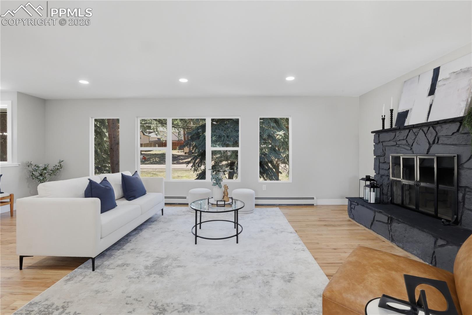Listing photo 2 for 307 S Evergreen Street