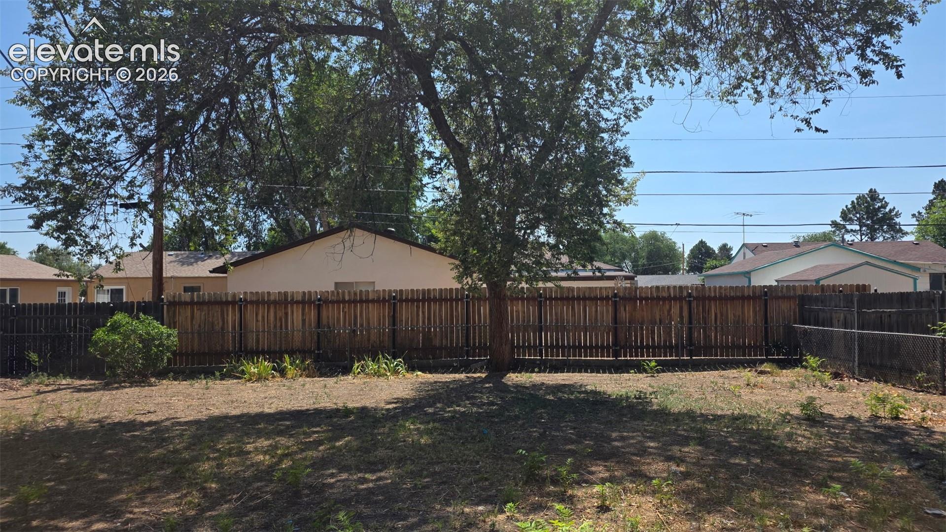 Listing photo 15 for 2640 Forsythia Street