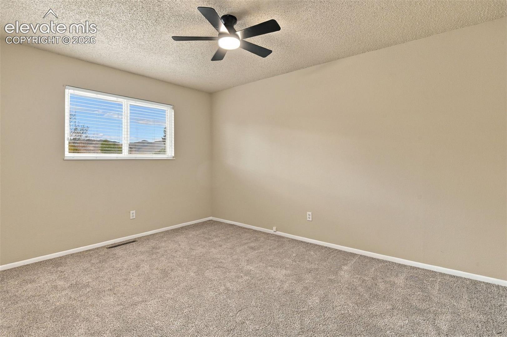 Listing photo 5 for 1070 Applewood Drive