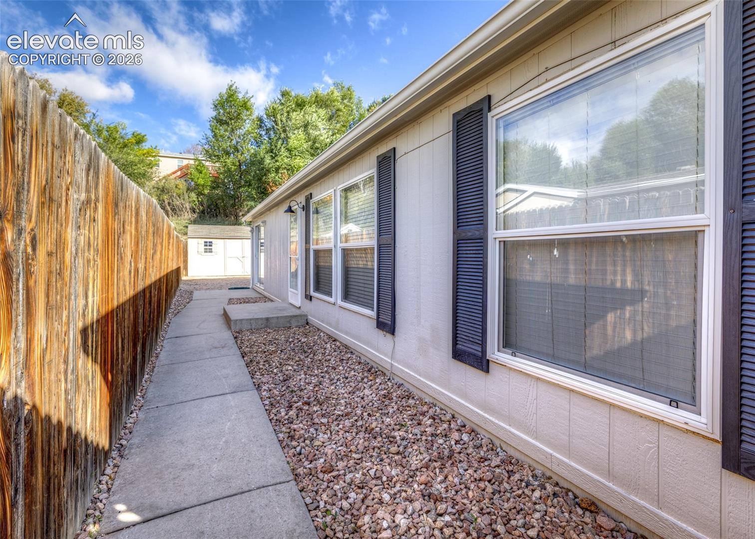 Listing photo 2 for 861 Desert Circle