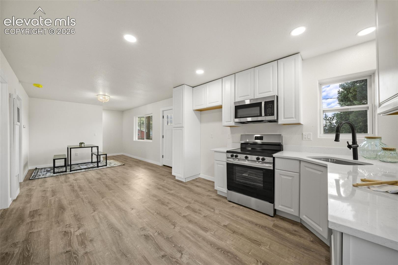 Listing photo 11 for 107 E May Avenue