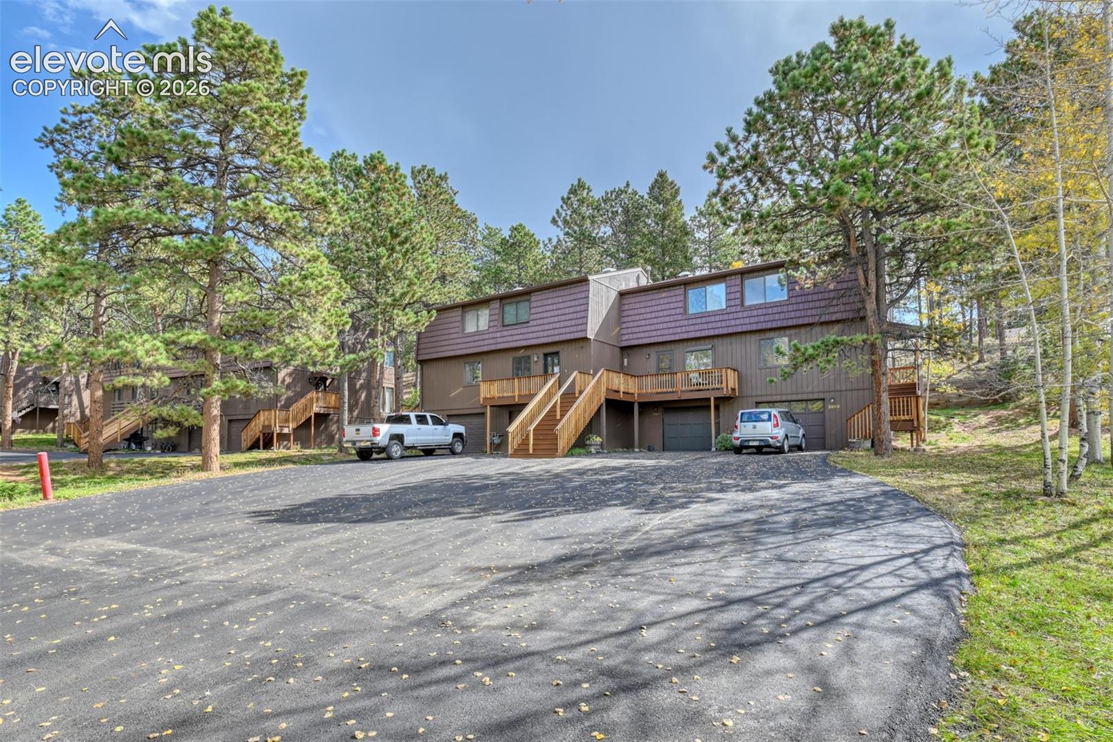 Listing photo 2 for 590 Manor Court B