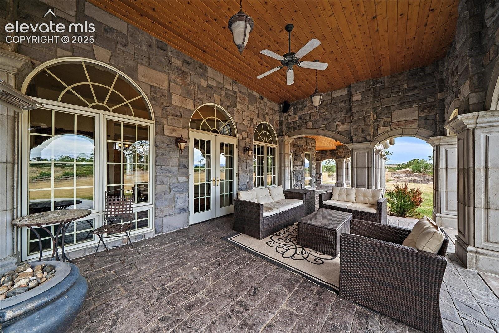 Listing photo 10 for 1175 Castle Pointe Drive