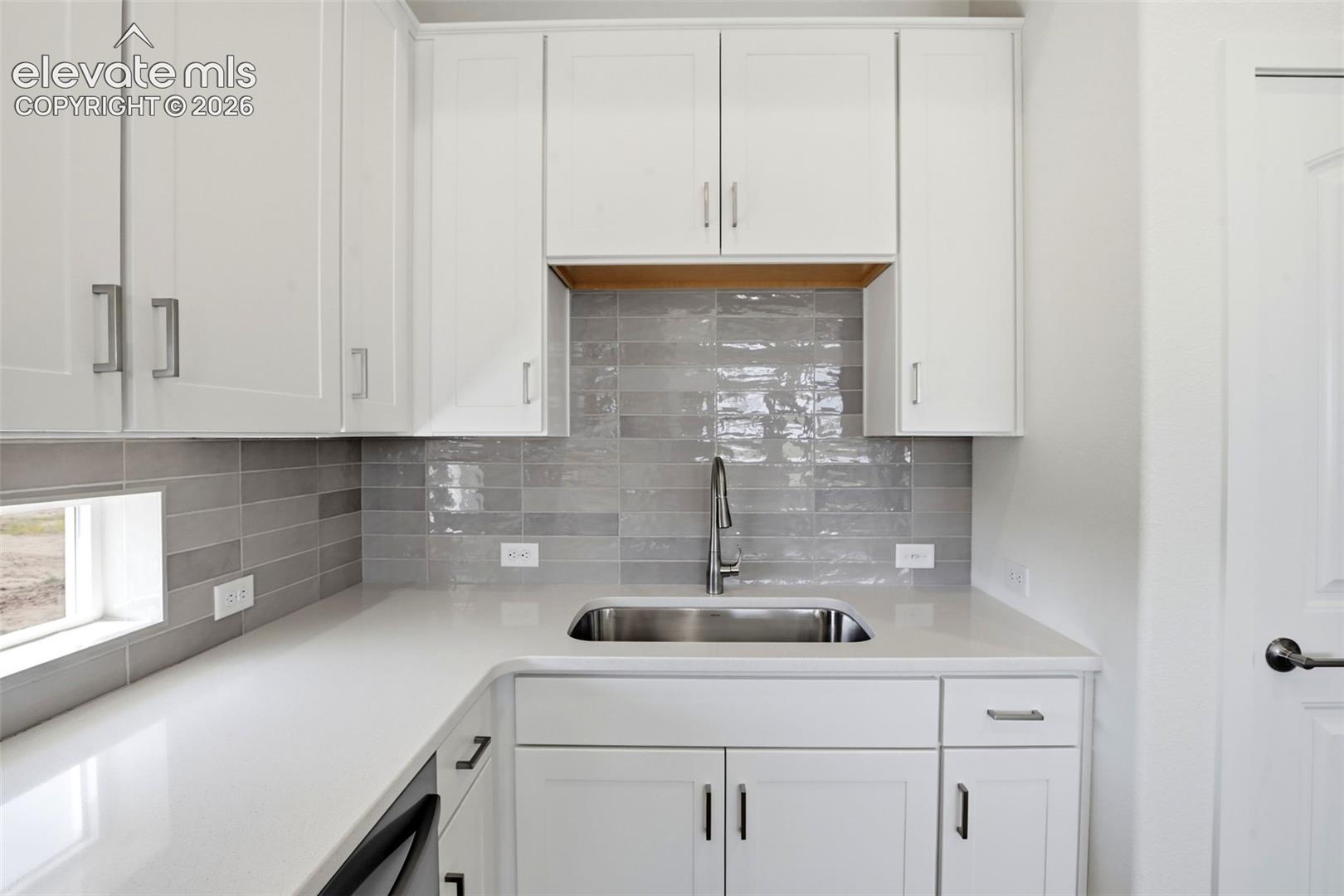Listing photo 17 for 8039 School House Drive
