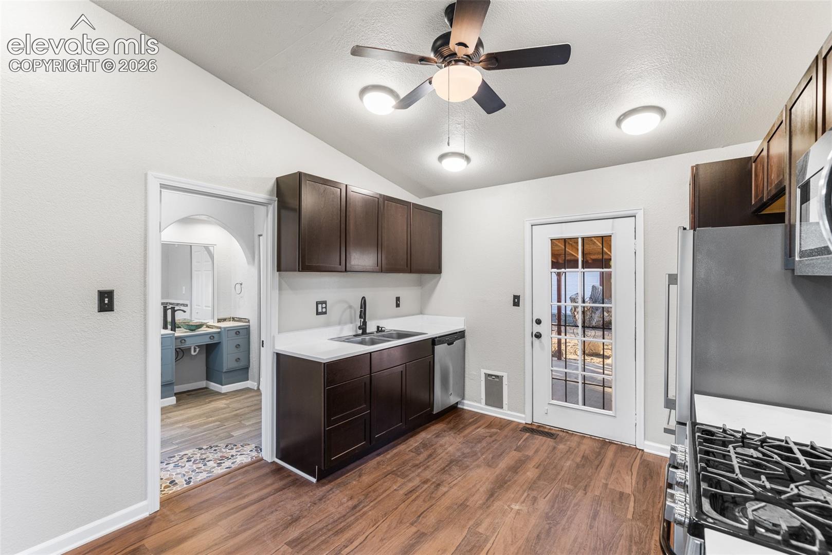 Listing photo 8 for 1118 Arroyo Avenue