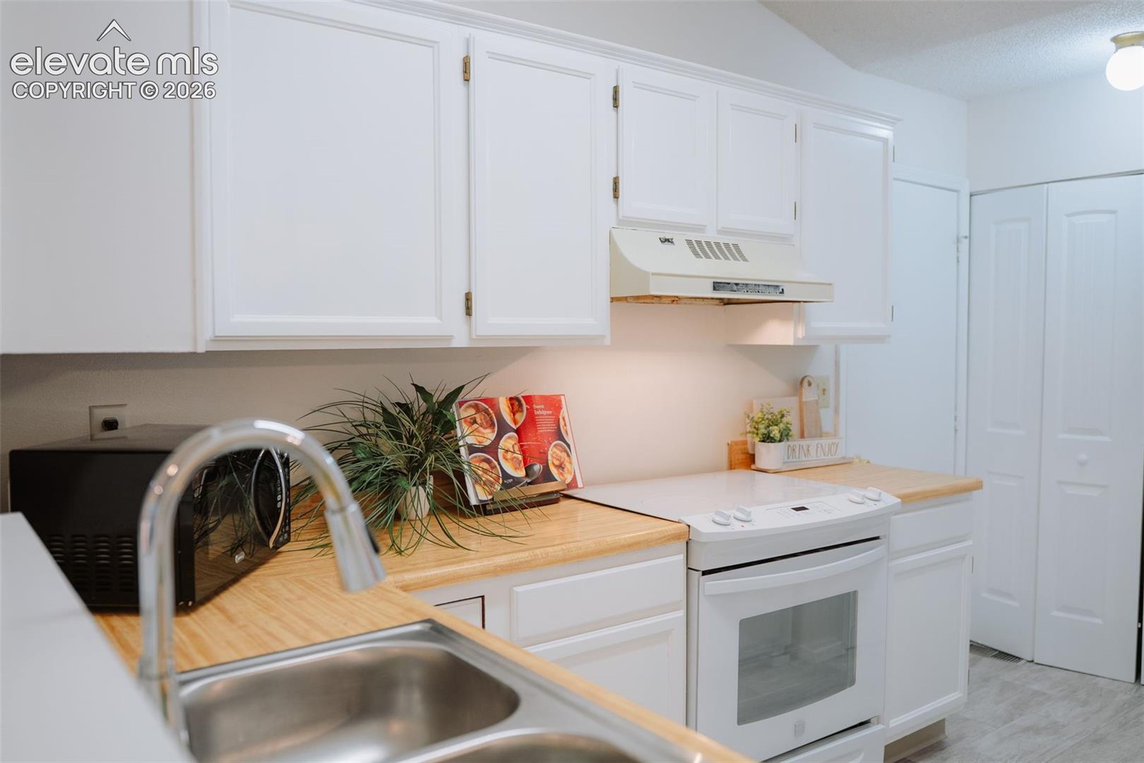 Listing photo 14 for 6430 Lonsdale Drive