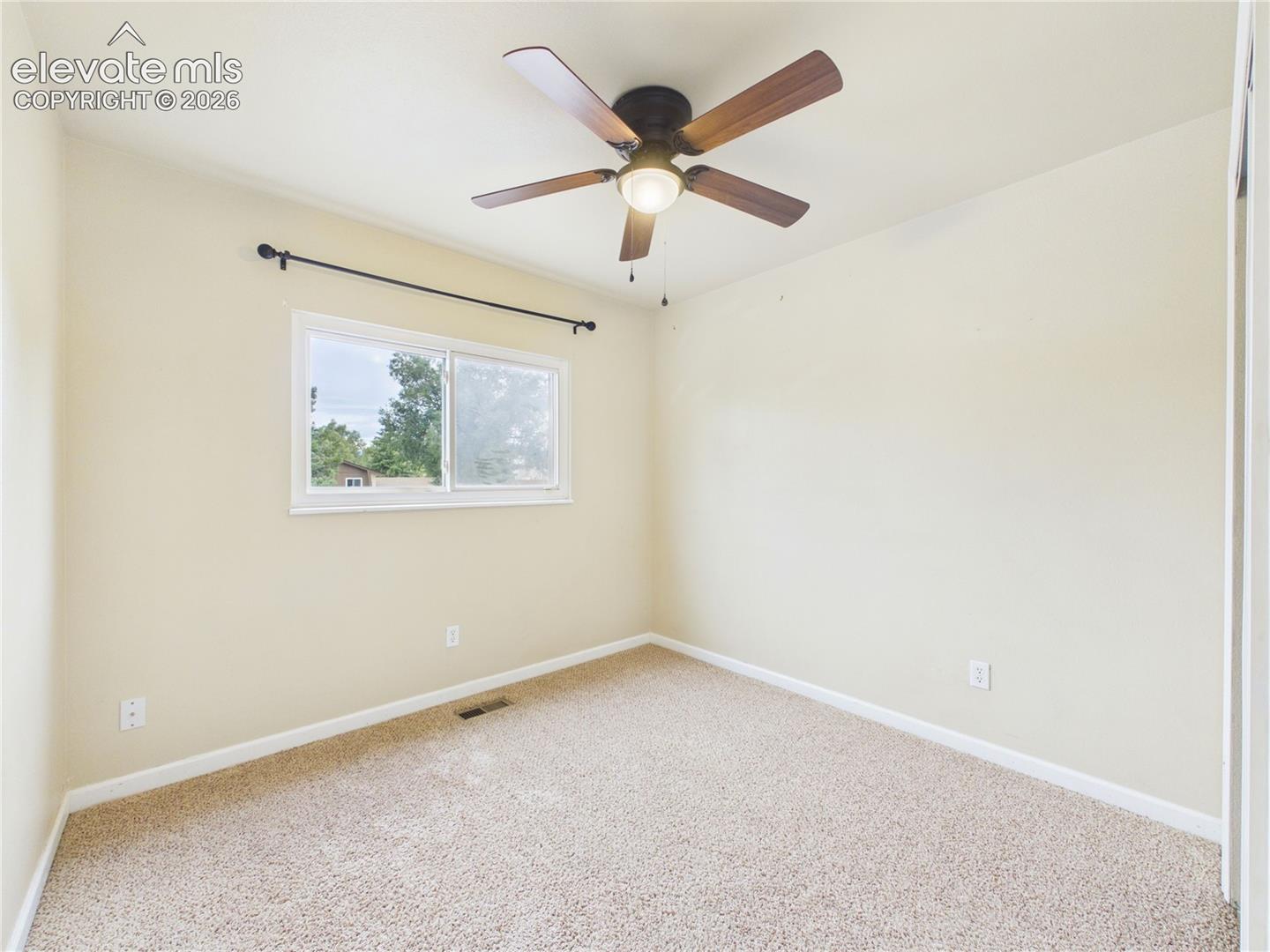 Listing photo 16 for 1945 Mineola Street