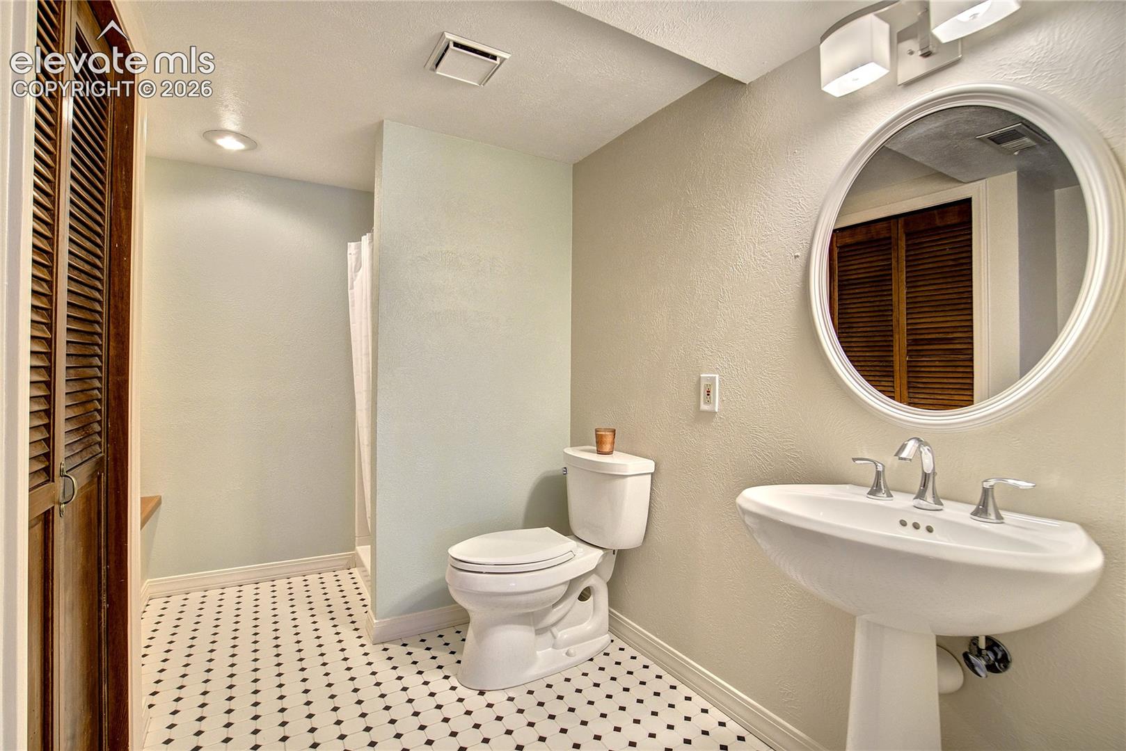 Listing photo 42 for 7215 Suntide Place