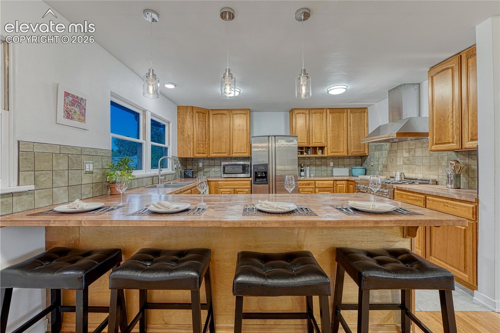 Listing photo 3 for 1221 E Madison Street