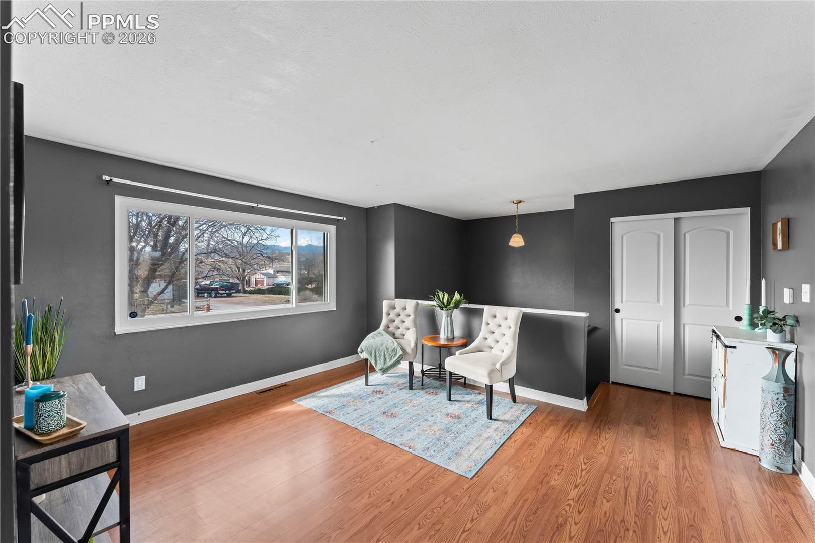 Listing photo 3 for 1325 Southmoor Drive