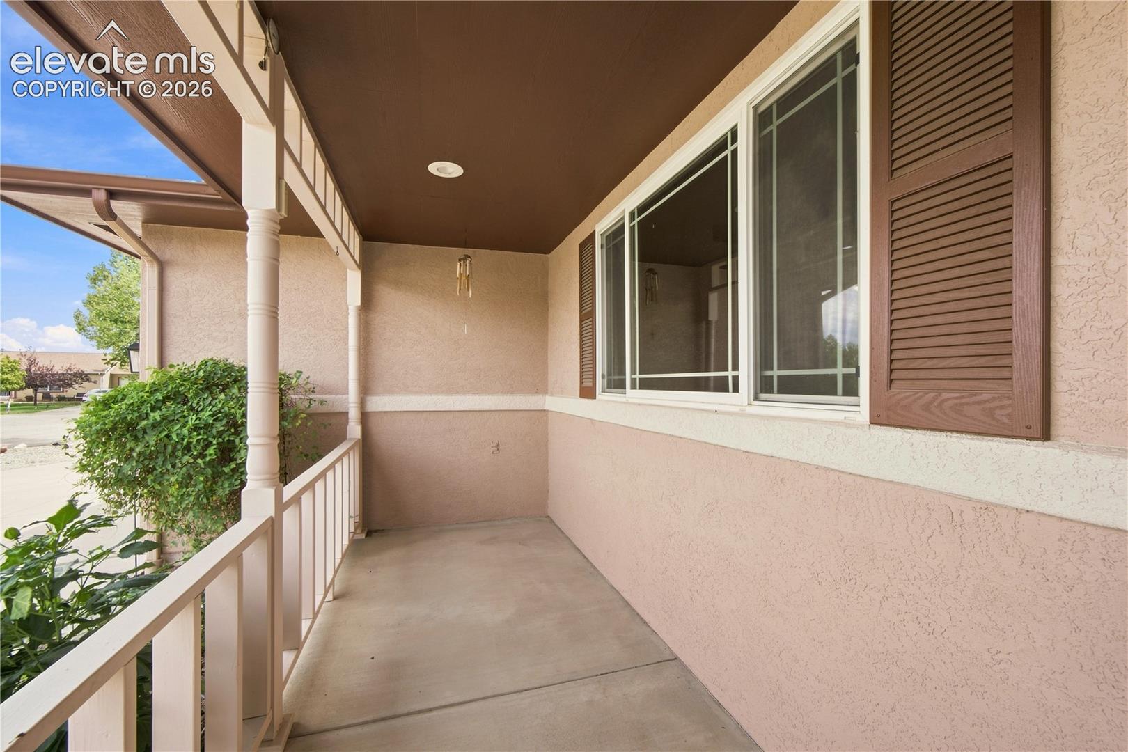 Listing photo 2 for 635 E Inca Court
