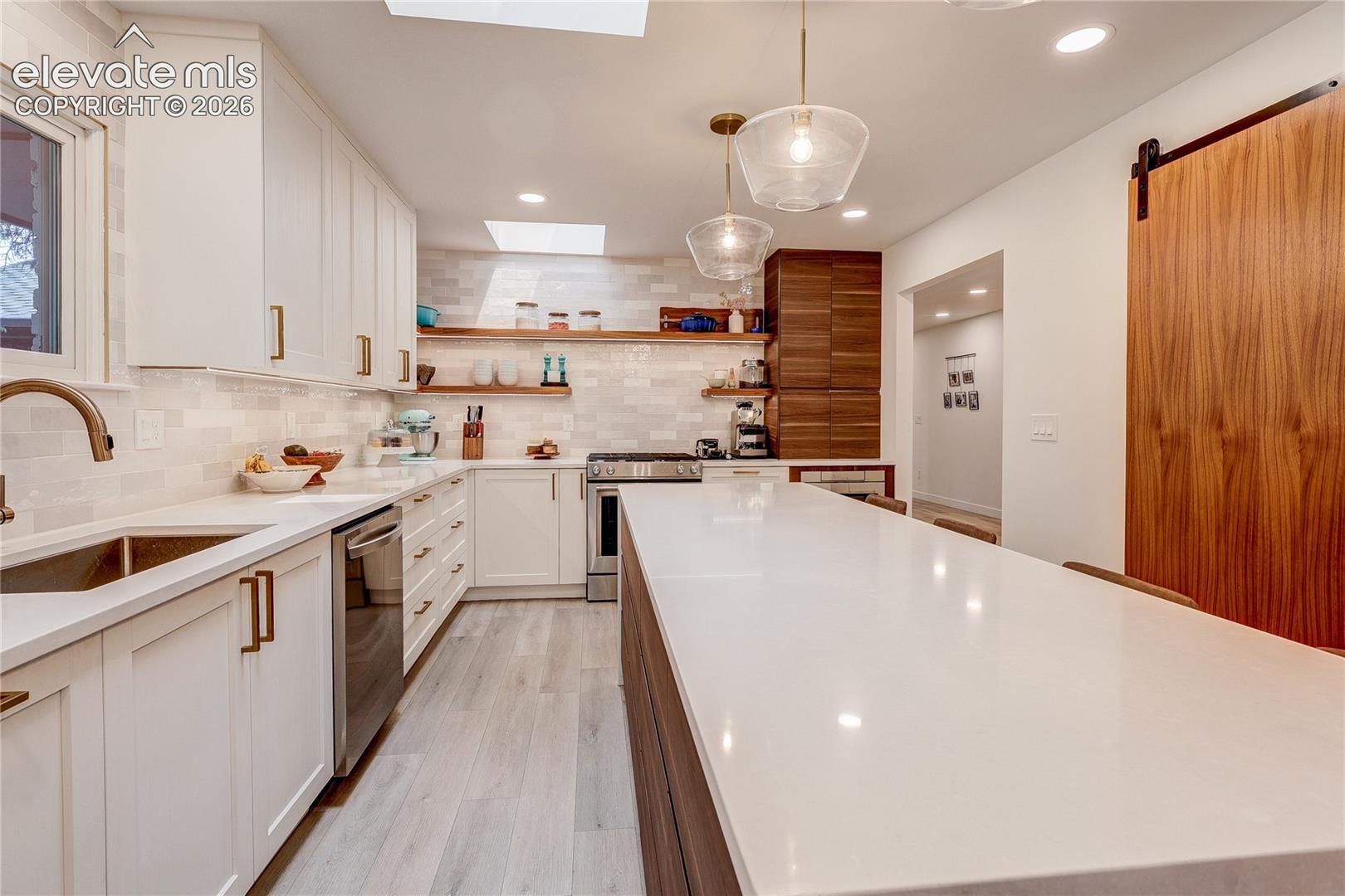 Listing photo 11 for 3981 S Hillcrest Drive