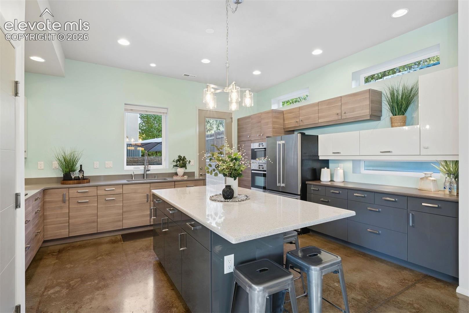 Listing photo 18 for 815 W Jefferson Street