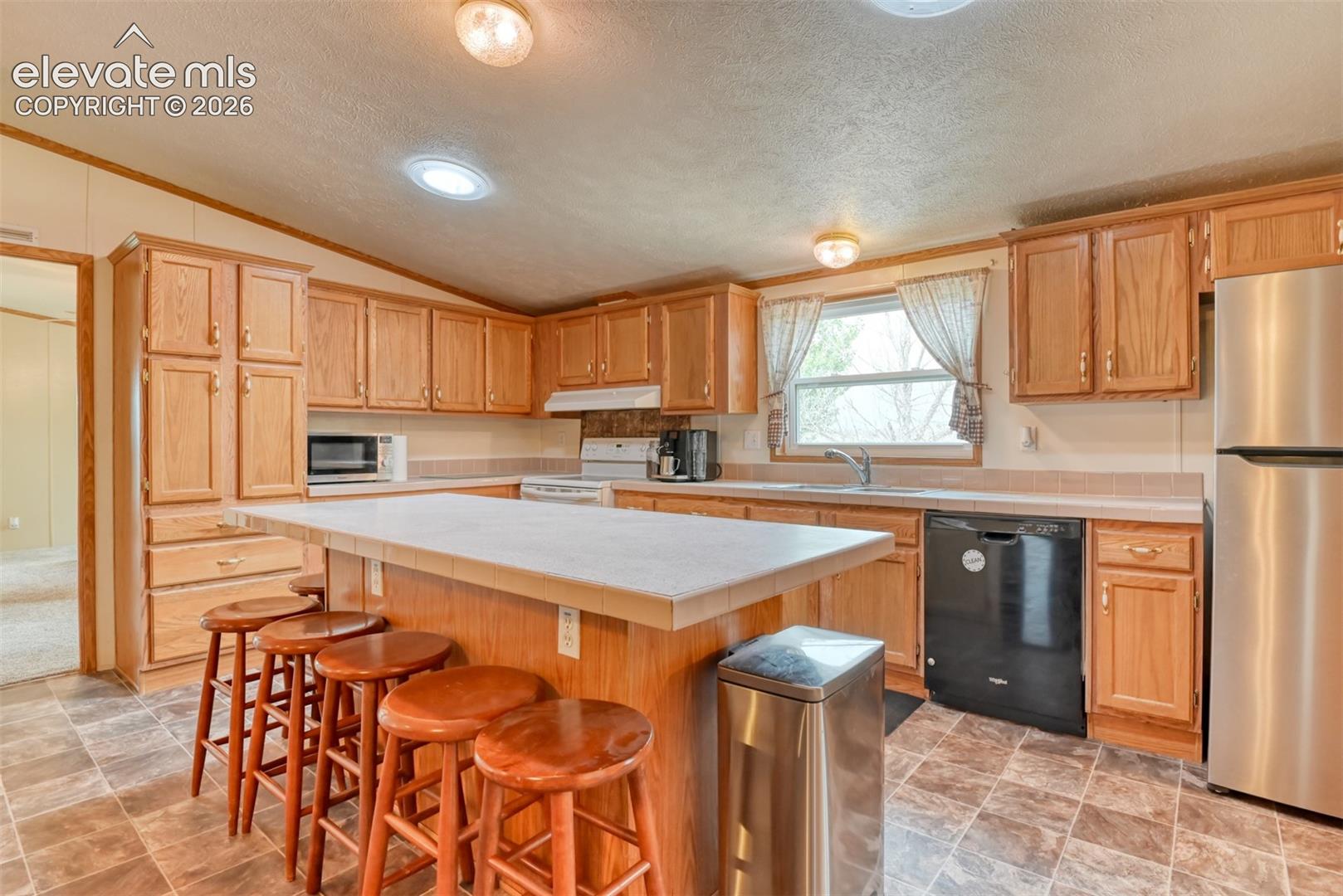 Listing photo 10 for 9672 Avenida Hermosa View